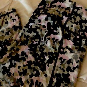 Victoria Sport camo tights